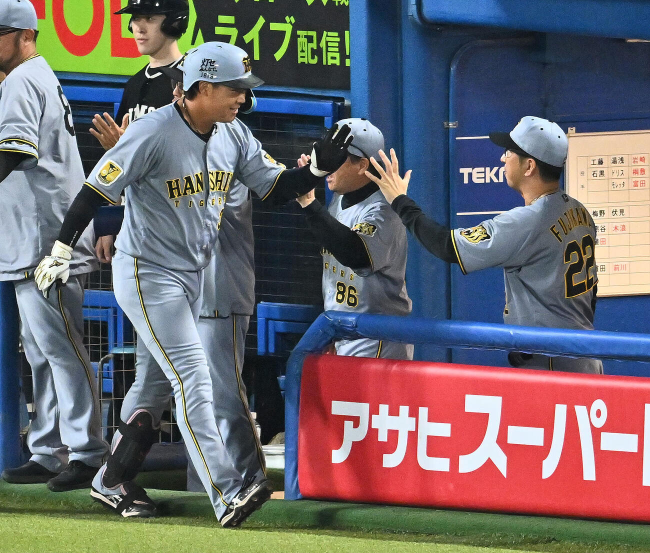 ヤクルト対阪神　4回表阪神1死一、二塁、3点本塁打を放った大山悠輔（左）を迎える藤川球児監督（右）（撮影・滝沢徹郎）