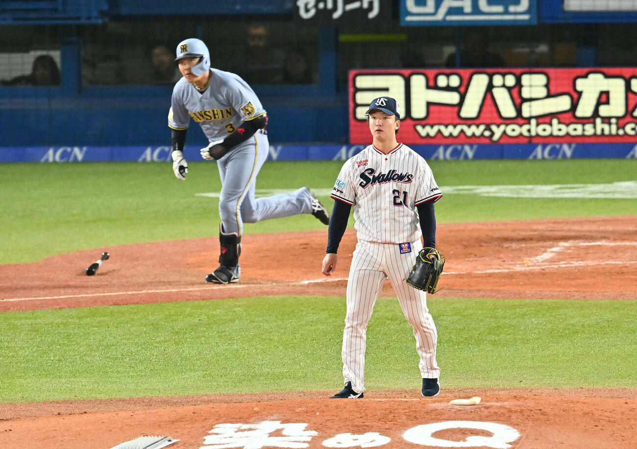 ヤクルト対阪神　4回表阪神1死一、二塁、大山悠輔（後方）に3点本塁打を許す吉村貢司郎（撮影・滝沢徹郎）