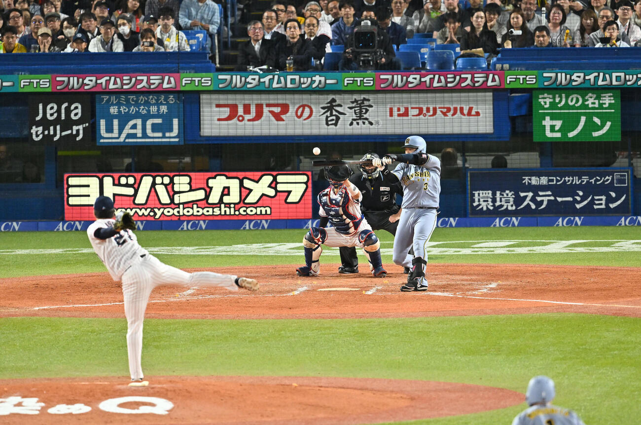 ヤクルト対阪神　4回表阪神1死一、二塁、大山悠輔は中越え3点本塁打を放つ。投手吉村貢司郎（撮影・滝沢徹郎）
