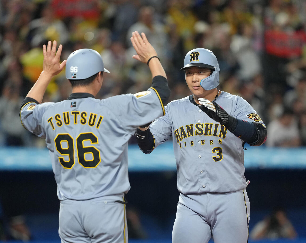 ヤクルト対阪神　4回表阪神1死一、二塁、大山悠輔（右）は3点本塁打を放ちタッチを交わす（撮影・足立雅史）