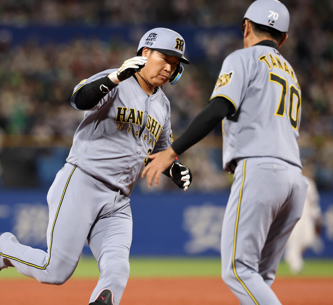 ヤクルト対阪神　4回表阪神1死一、二塁、大山悠輔は3点本塁打を放ちハイタッチで三塁を回る（撮影・浅見桂子）　