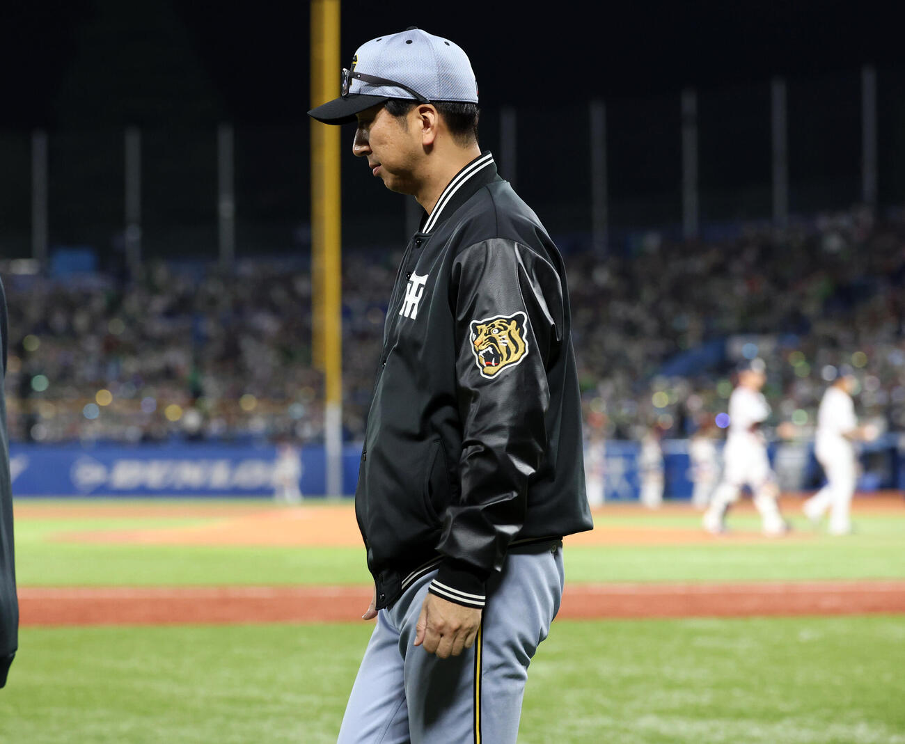 ヤクルト対阪神　5－10で敗れ、引き揚げる阪神藤川球児監督（撮影・浅見桂子）　