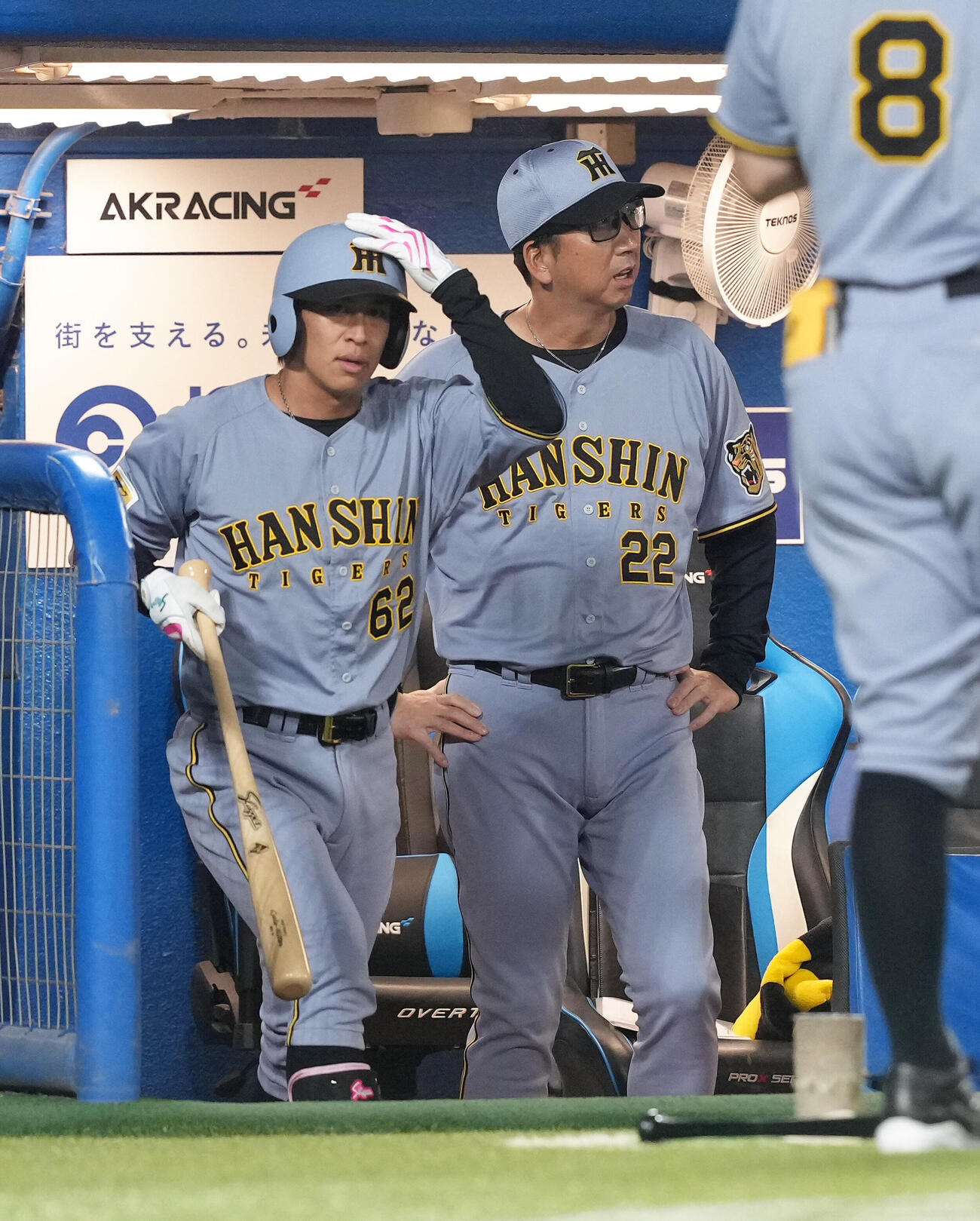 ヤクルト対阪神　8回表阪神無死、森下翔太を下げ、代打に植田海（左）を告げる藤川球児監督（撮影・足立雅史）