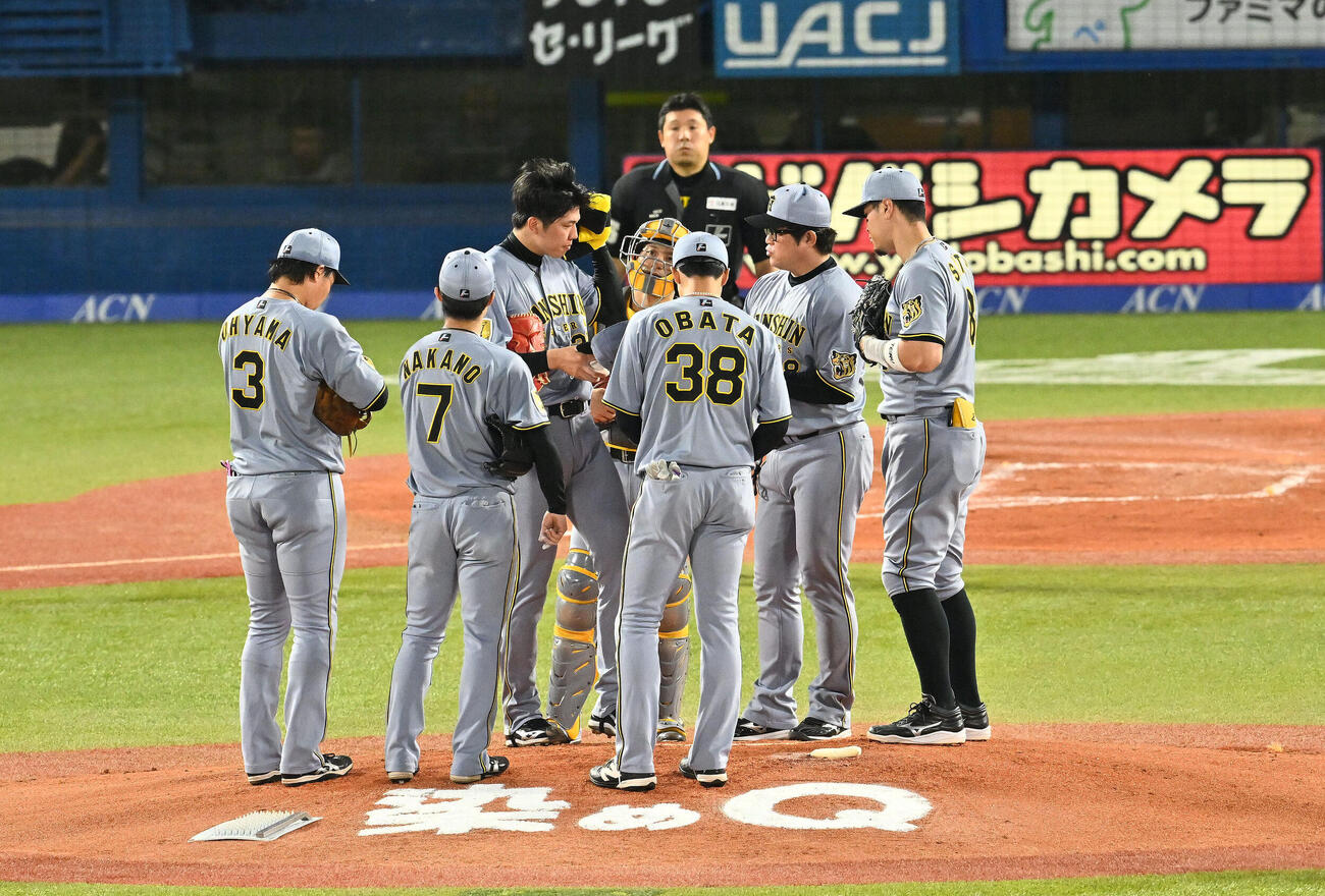 ヤクルト対阪神　2回裏、ピンチにマウンドの阪神先発才木浩人（左から3人目）のもとに集まる選手たち（撮影・滝沢徹郎）