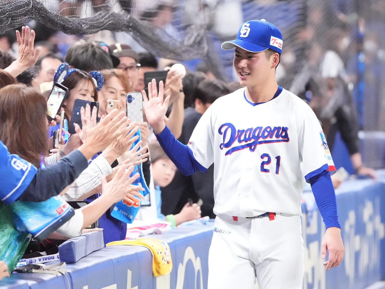 中日対DeNA　ヒーローインタビューを終え観客の声援に応える金丸夢斗（撮影・森本幸一）
