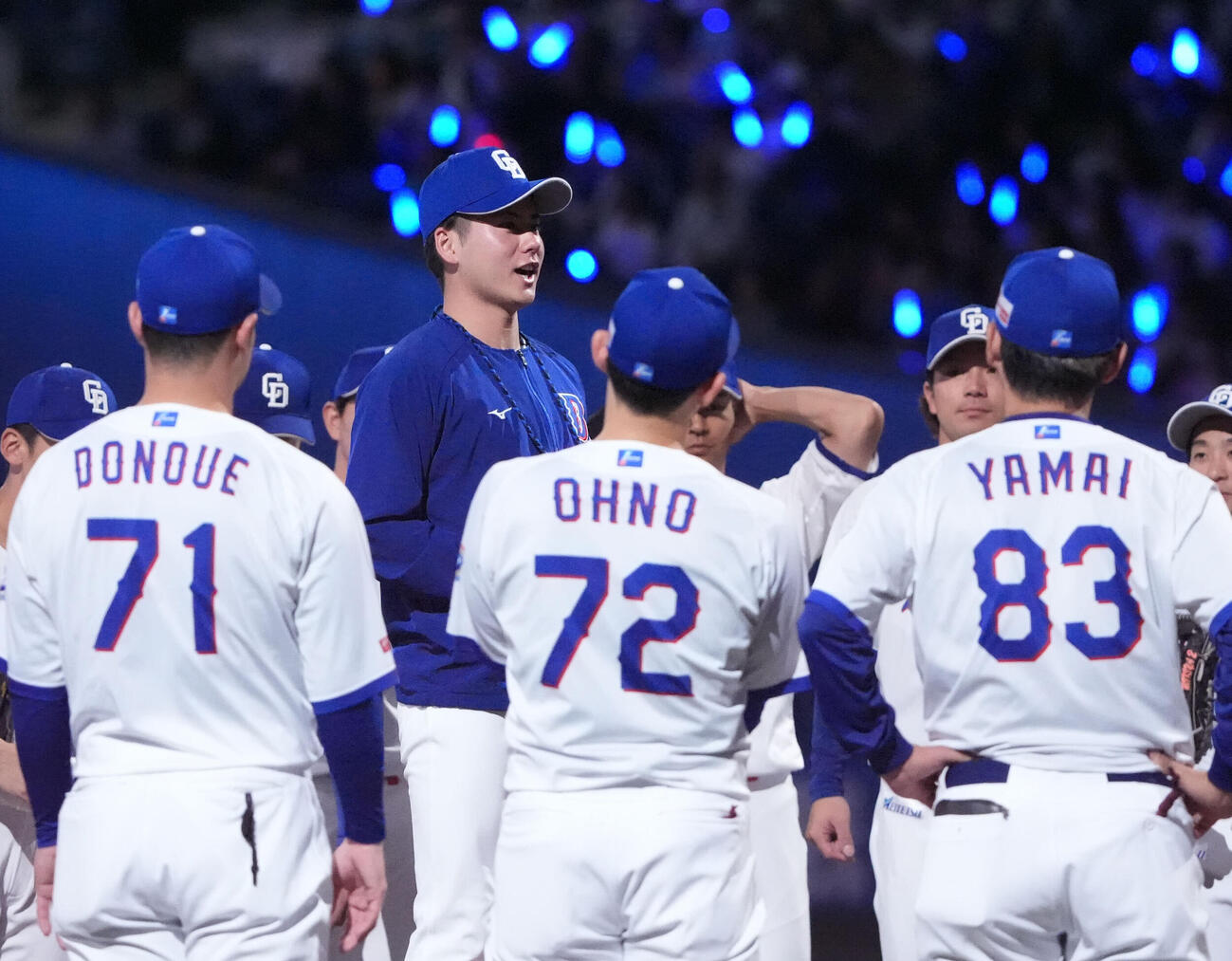 中日対DeNA　試合終了、円陣の中央でナインに話をする金丸夢斗（撮影・森本幸一）