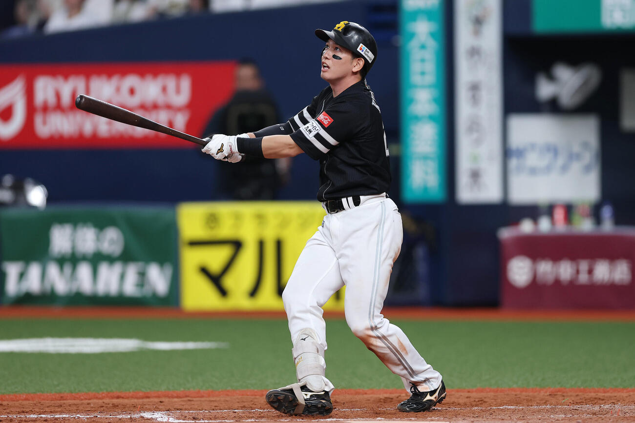 オリックス対ソフトバンク　9回表ソフトバンク1死一、二塁、左越え3点本塁打を放つ栗原陵矢（撮影・前田充）