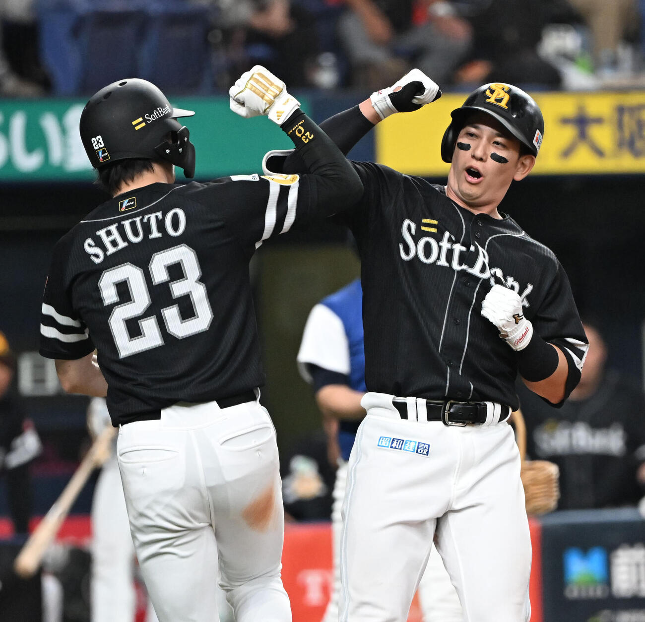 オリックス対ソフトバンク　9回表ソフトバンク1死一、二塁、左越え3点本塁打を放ち周東佑京（左）とエルボータッチで生還する栗原陵矢（撮影・和賀正仁）