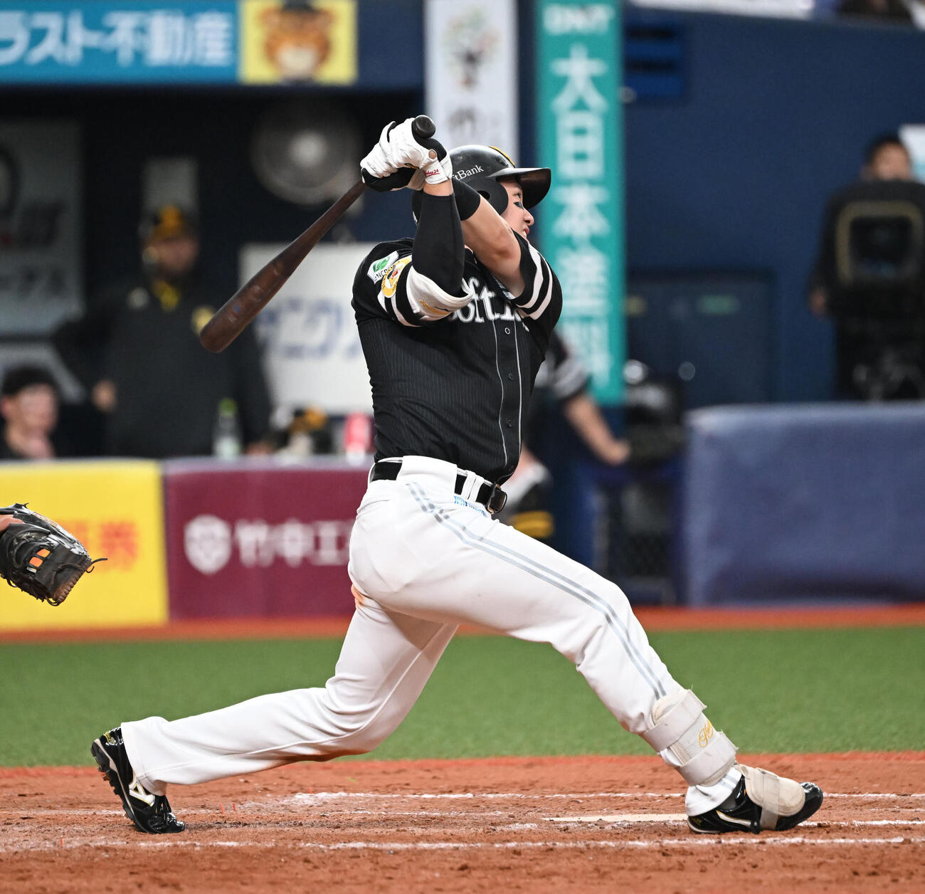 オリックス対ソフトバンク　9回表ソフトバンク1死一、二塁、左越え3点本塁打を放つ栗原陵矢（撮影・和賀正仁）