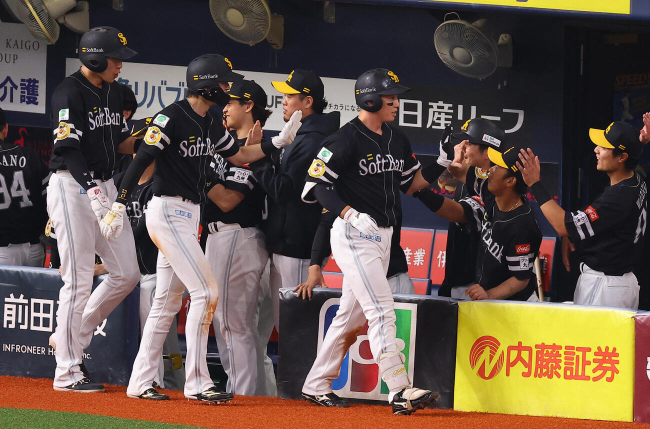 オリックス対ソフトバンク　9回表ソフトバンク1死一、二塁、3点本塁打を放った栗原陵矢（右）はナインとハイタッチをする（撮影・上田博志）