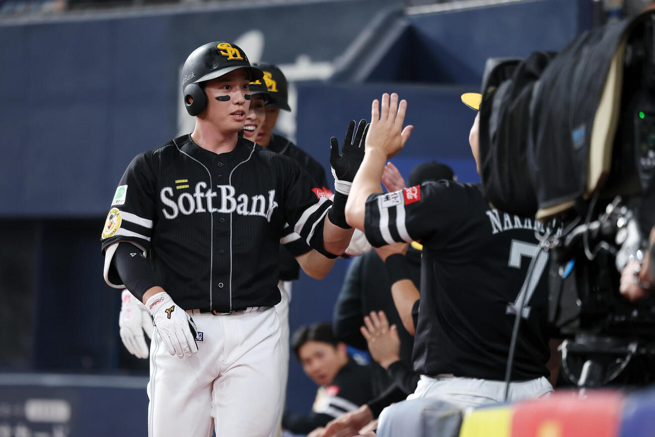 オリックス対ソフトバンク　9回表ソフトバンク1死一、二塁、左越え3点本塁打を放ちナインに迎えられる栗原陵矢（撮影・前田充）