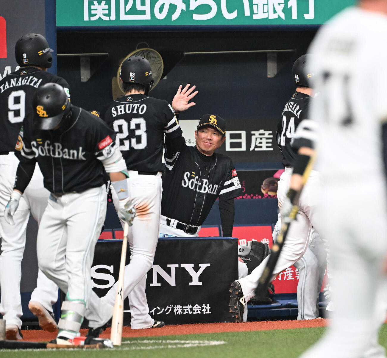 オリックス対ソフトバンク　9回表ソフトバンク1死一、二塁、左越え3点本塁打を放った栗原陵矢らを迎える小久保裕紀監督（撮影・和賀正仁）