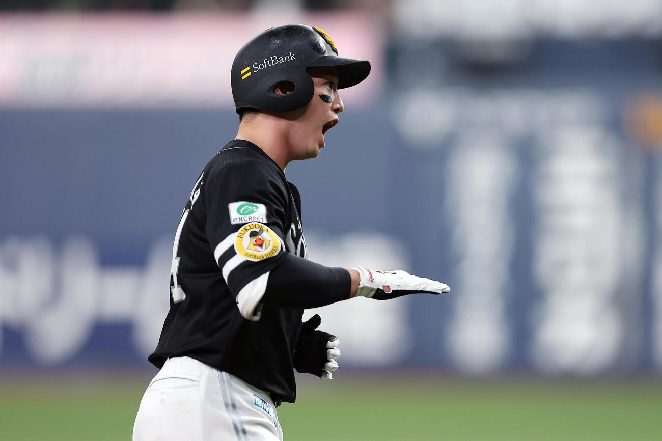 オリックス対ソフトバンク　9回表ソフトバンク1死一、二塁、左越え3点本塁打を放ちダイヤモンドをまわる栗原陵矢（撮影・前田充）