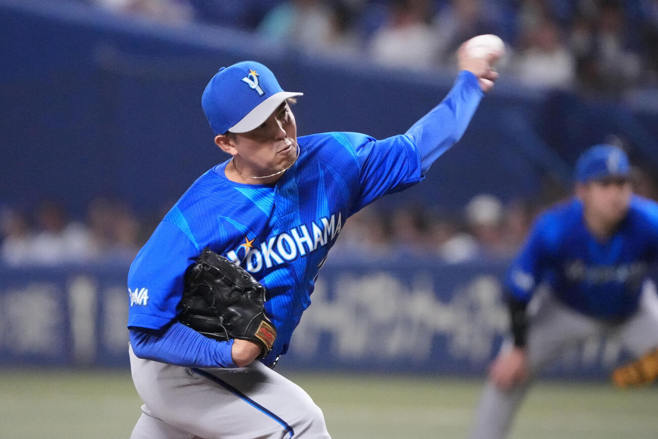 中日対DeNA 1回裏、登板するDeNA先発の東克樹（撮影・森本幸一）