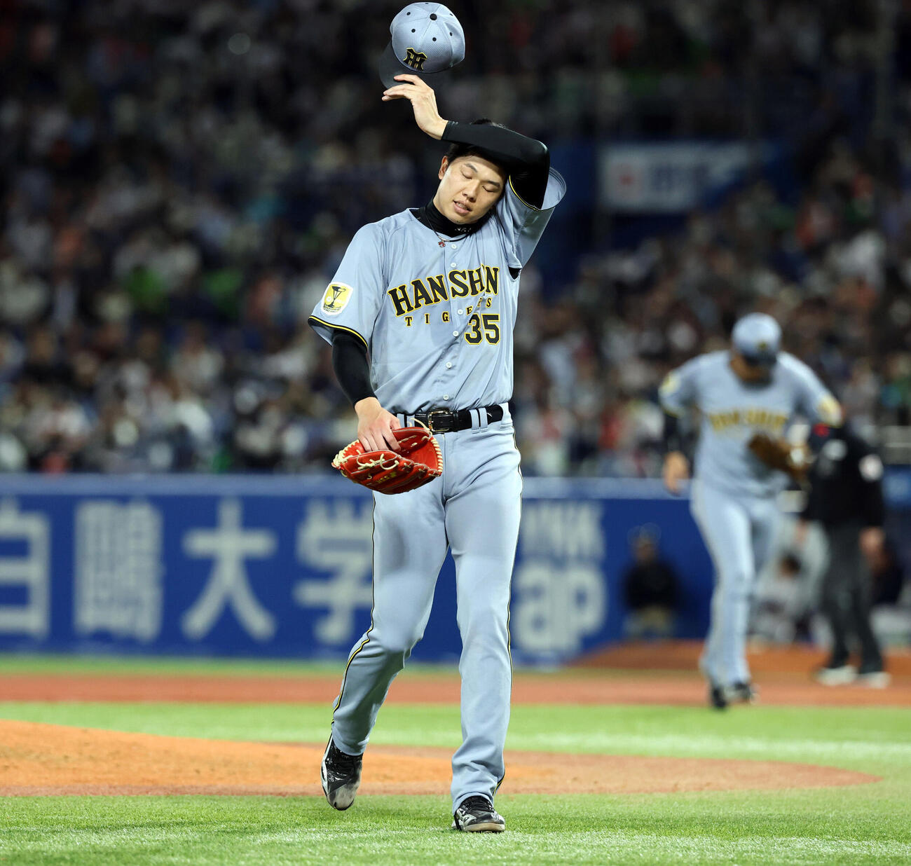 ヤクルト対阪神　2回裏ヤクルトに6点を献上し、汗ぬぐいながら引き揚げる才木浩人（撮影・浅見桂子）　