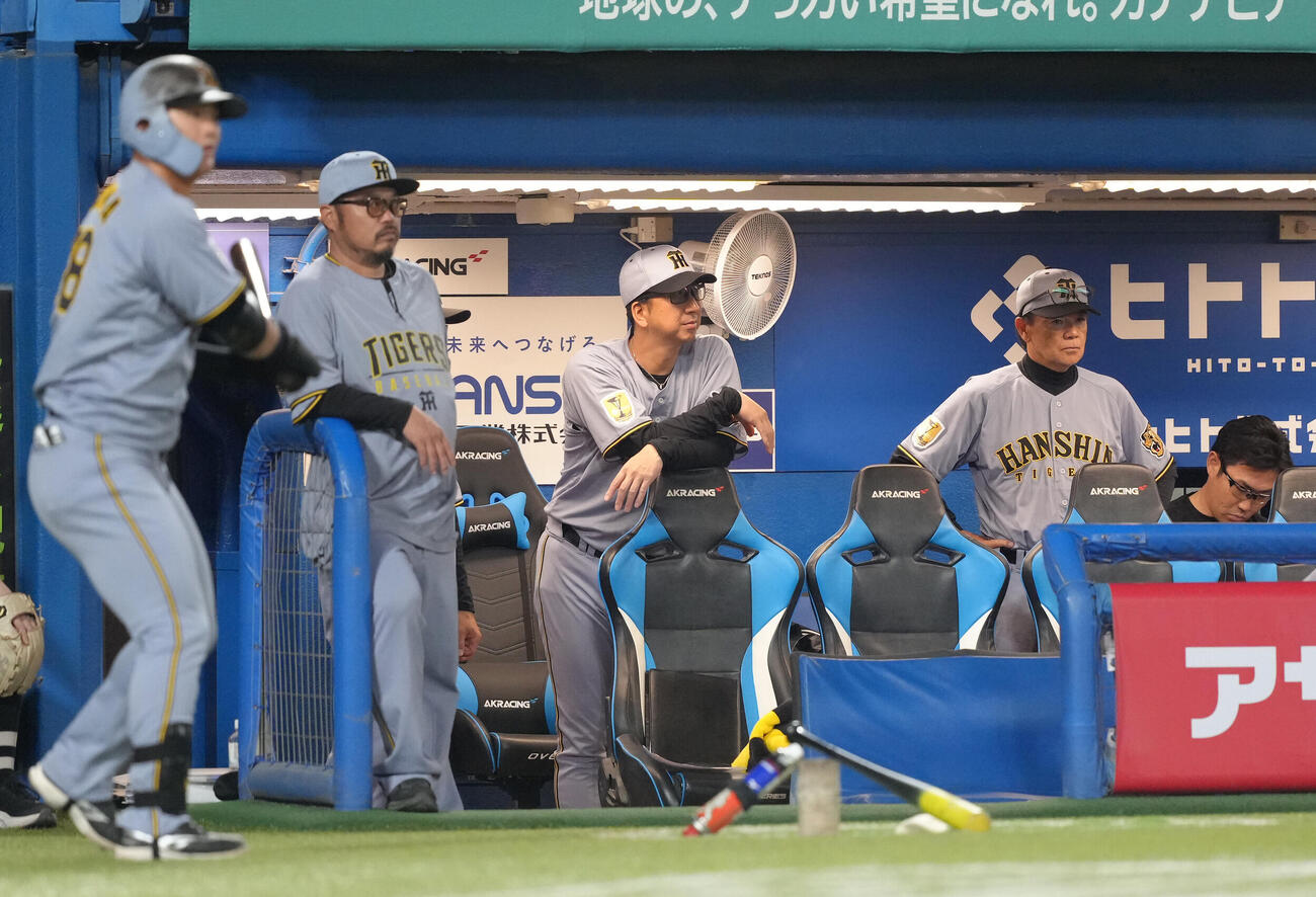 ヤクルト対阪神　厳しい表情で戦況を見つめる阪神藤川球児監督（中央）（撮影・足立雅史）