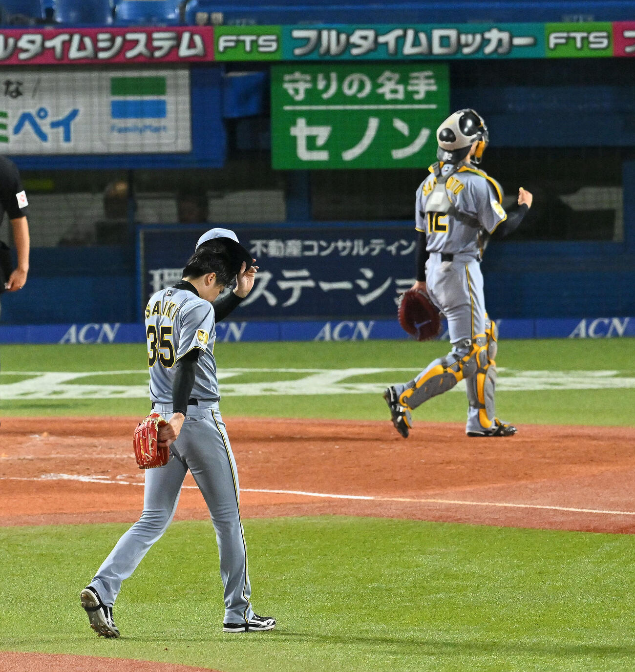 ヤクルト対阪神　2回裏を投げ終え引き揚げる阪神先発の才木浩人（左）と坂本誠志郎（撮影・滝沢徹郎）