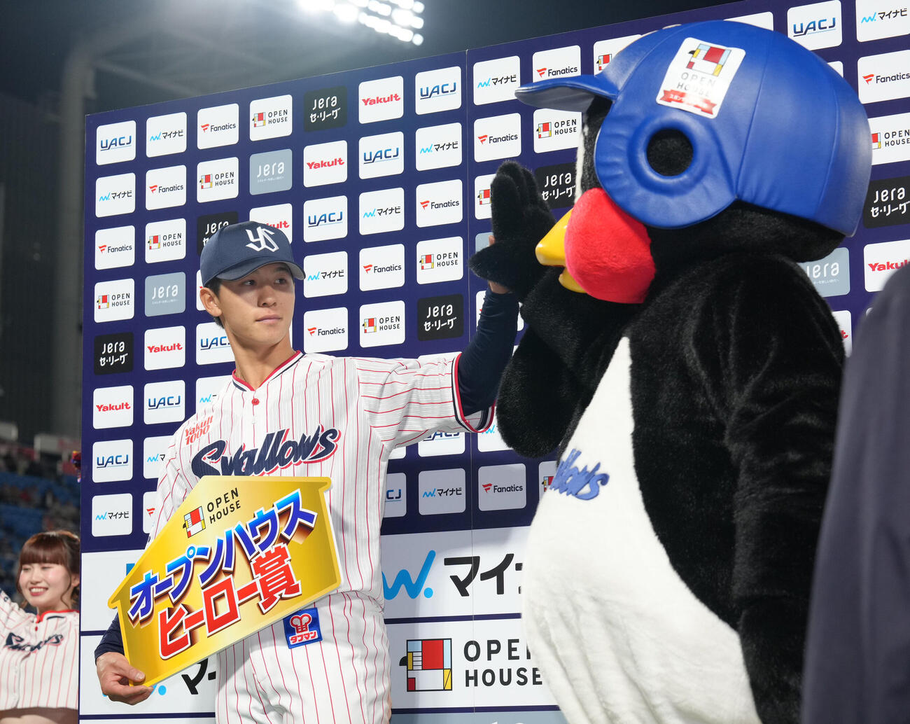 ヤクルト対阪神　ヒーローインタビューを終え、つば九郎とタッチを交わすヤクルト内山壮真（撮影・足立雅史）