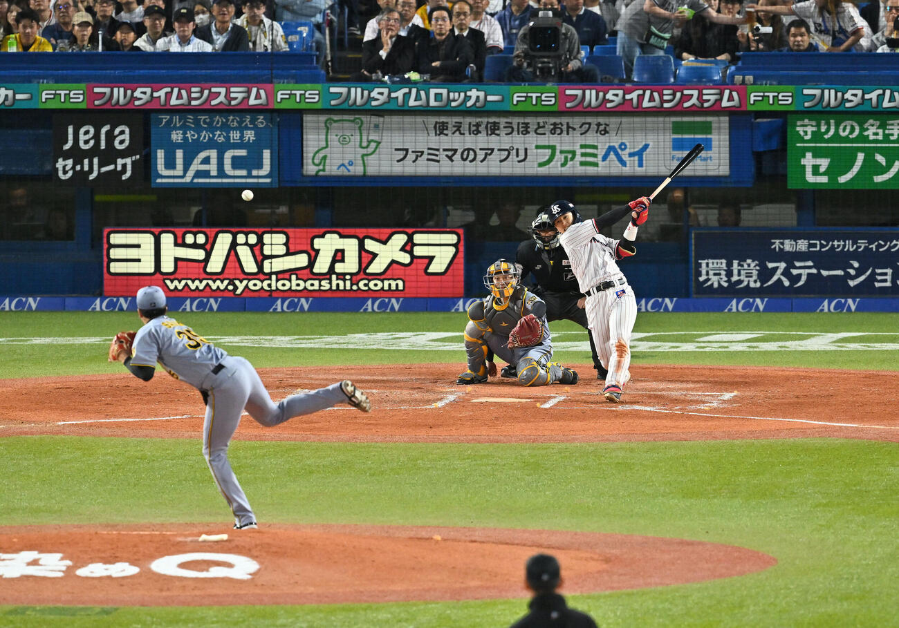 ヤクルト対阪神　2回裏ヤクルト1死二、三塁、内山壮真は2点適時打を放つ。投手才木浩人（撮影・滝沢徹郎）