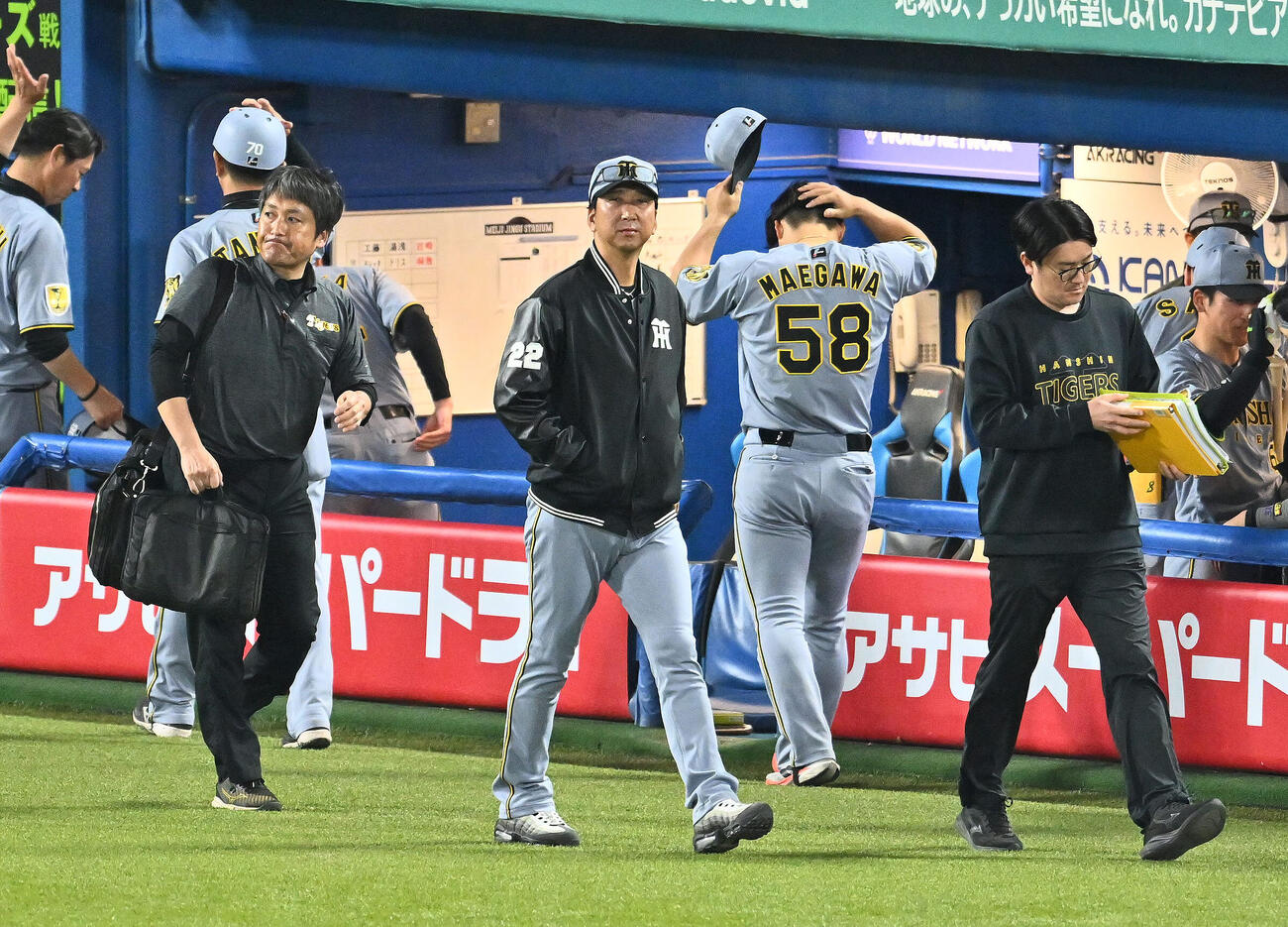 ヤクルト対阪神　試合に敗れグラウンドを後にする阪神藤川球児監督（中央）（撮影・滝沢徹郎）