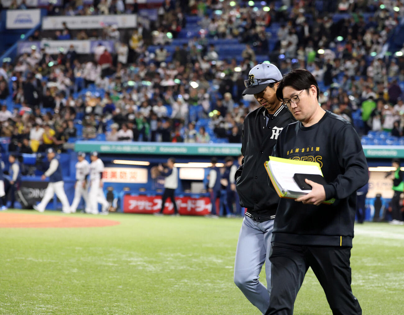 ヤクルト対阪神　5－10で敗れ、喜ぶヤクルトベンチを背に引き揚げる阪神藤川球児監督（撮影・浅見桂子）　