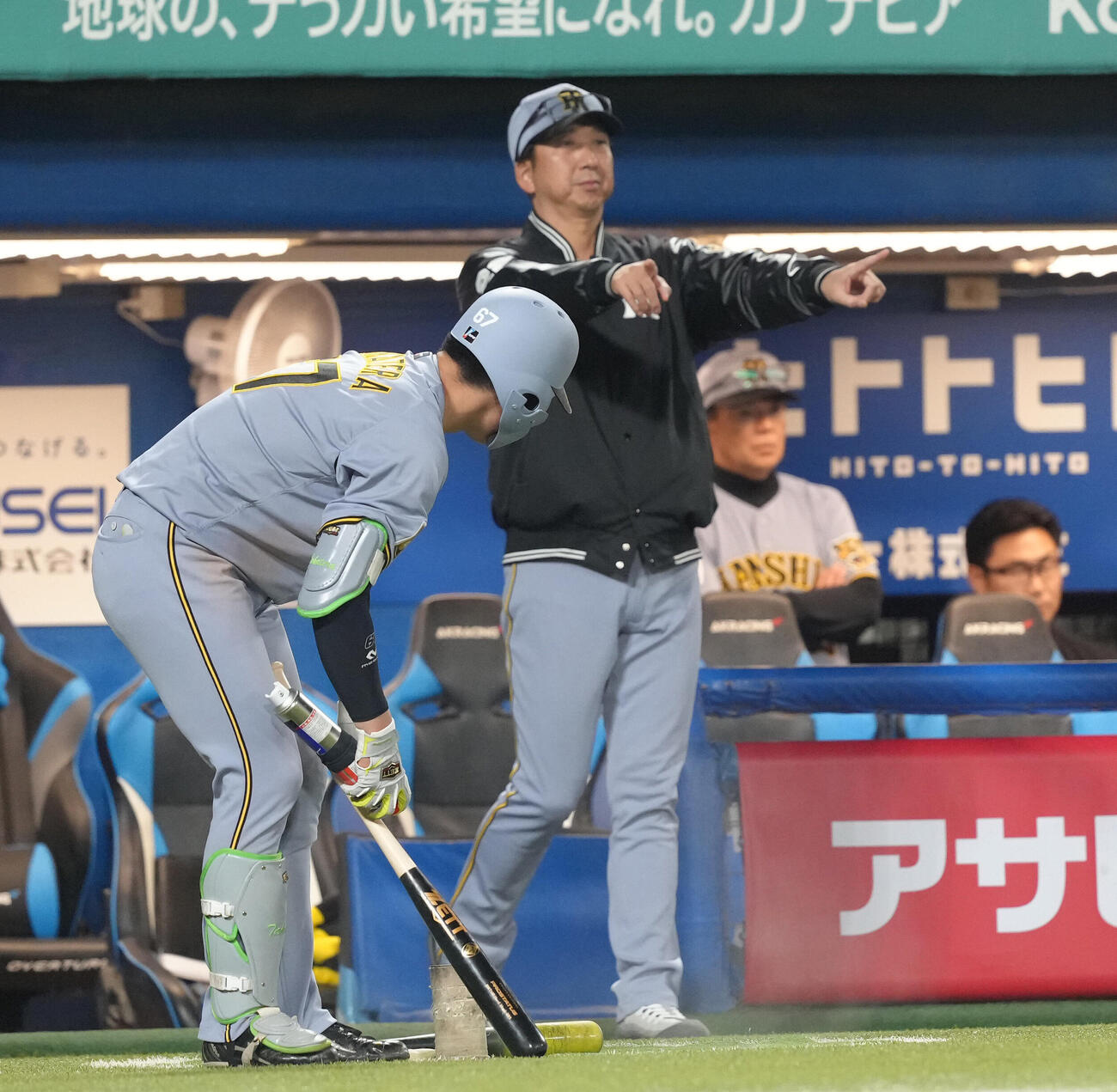 ヤクルト対阪神　8回、リプレー検証を求める藤川球児監督（撮影・足立雅史）