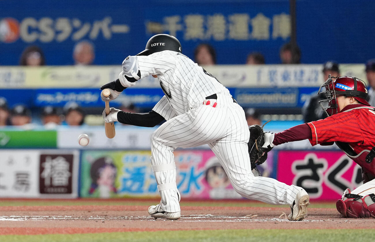 ロッテ対楽天　6回裏ロッテ1死一、三塁、セーフティースクイズを決める友杉篤輝（撮影・鈴木みどり）
