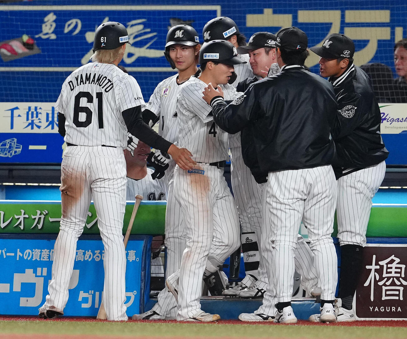 ロッテ対楽天　6回裏ロッテ1死一、三塁、セーフティースクイズを決めた友杉篤輝（中央）はナインとタッチ交わす（撮影・鈴木みどり）