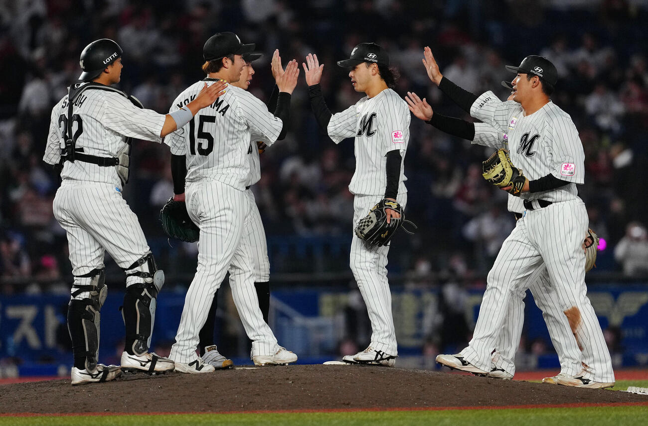ロッテ対楽天　楽天に勝利し、タッチを交わすロッテナイン（撮影・鈴木みどり）