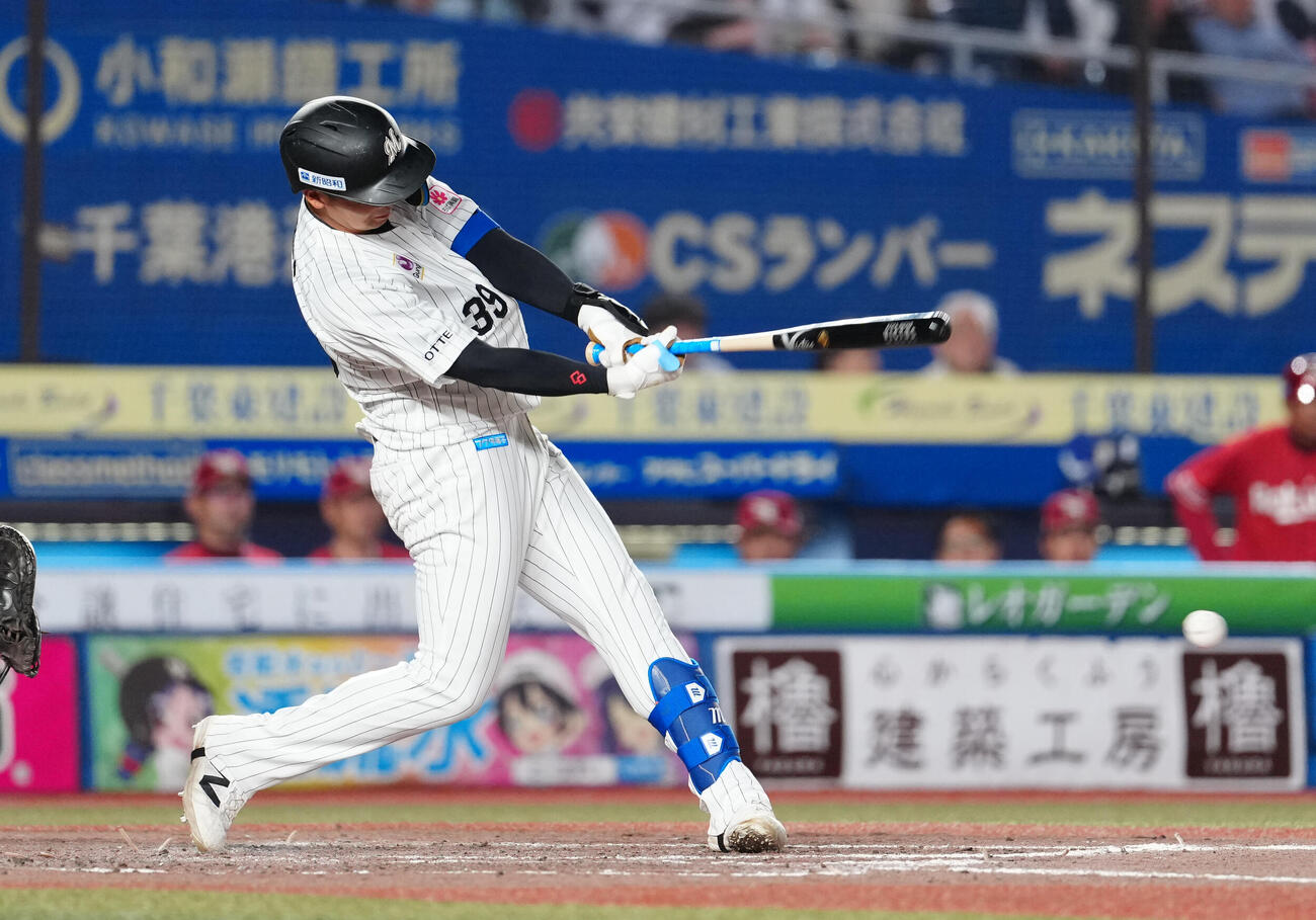 ロッテ対楽天　8回裏ロッテ1死一、二塁、併殺に倒れる代打井上広大（撮影・鈴木みどり）