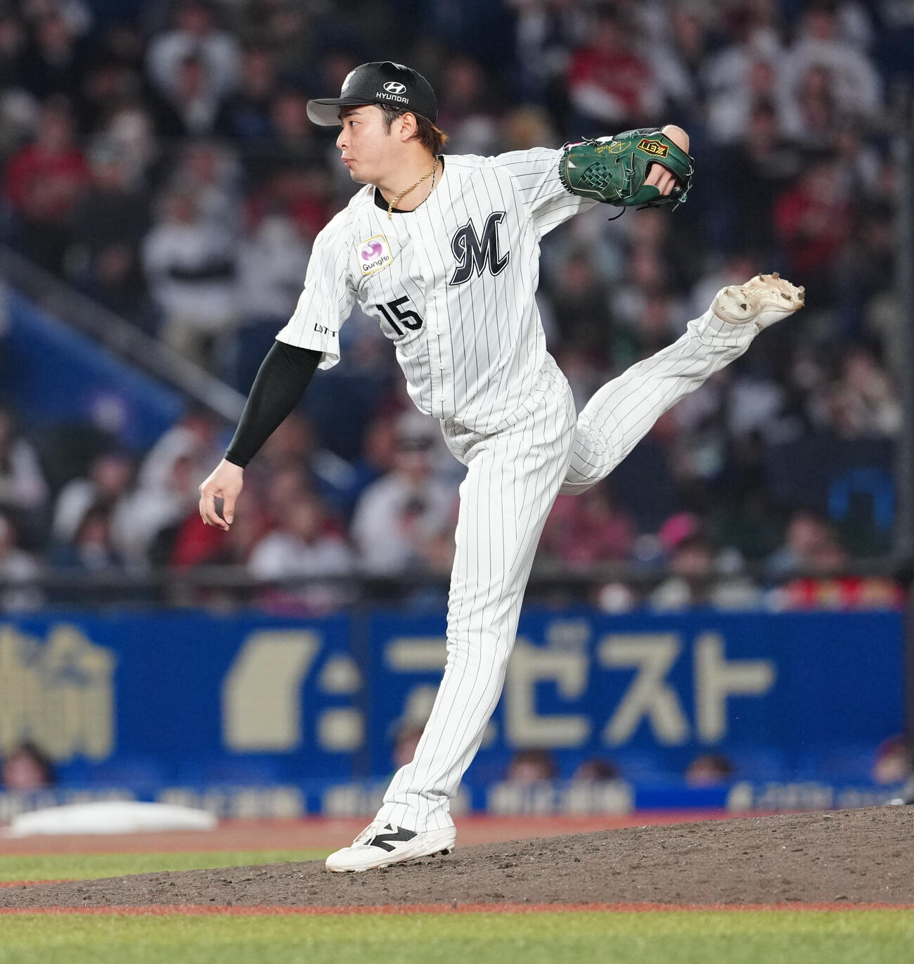 ロッテ対楽天　9回表から3番手で登板したロッテ横山陸人（撮影・鈴木みどり）