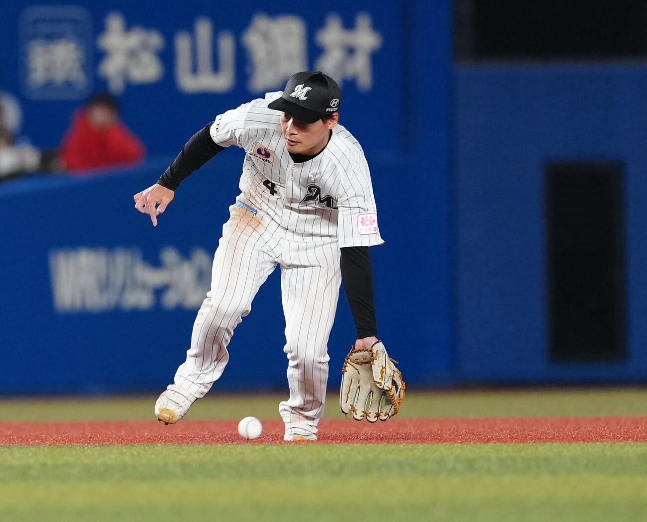 ロッテ対楽天　9回表楽天無死、太田光の打球を好捕し、一塁へ送球する遊撃手友杉篤輝（撮影・鈴木みどり）