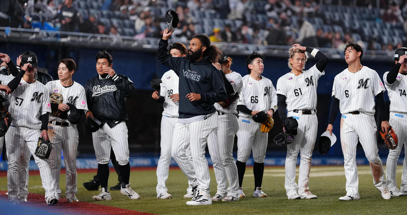 ロッテ対楽天　楽天に勝利し声援に応えるアンドレ・ジャクソン（中央）らロッテナイン（撮影・鈴木みどり）