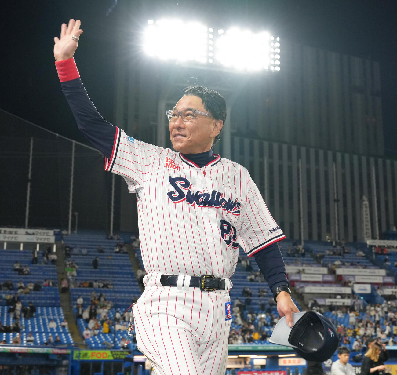 ヤクルト対阪神　阪神に勝利しファンの声援に応えるヤクルト池山隆寛監督（撮影・足立雅史）