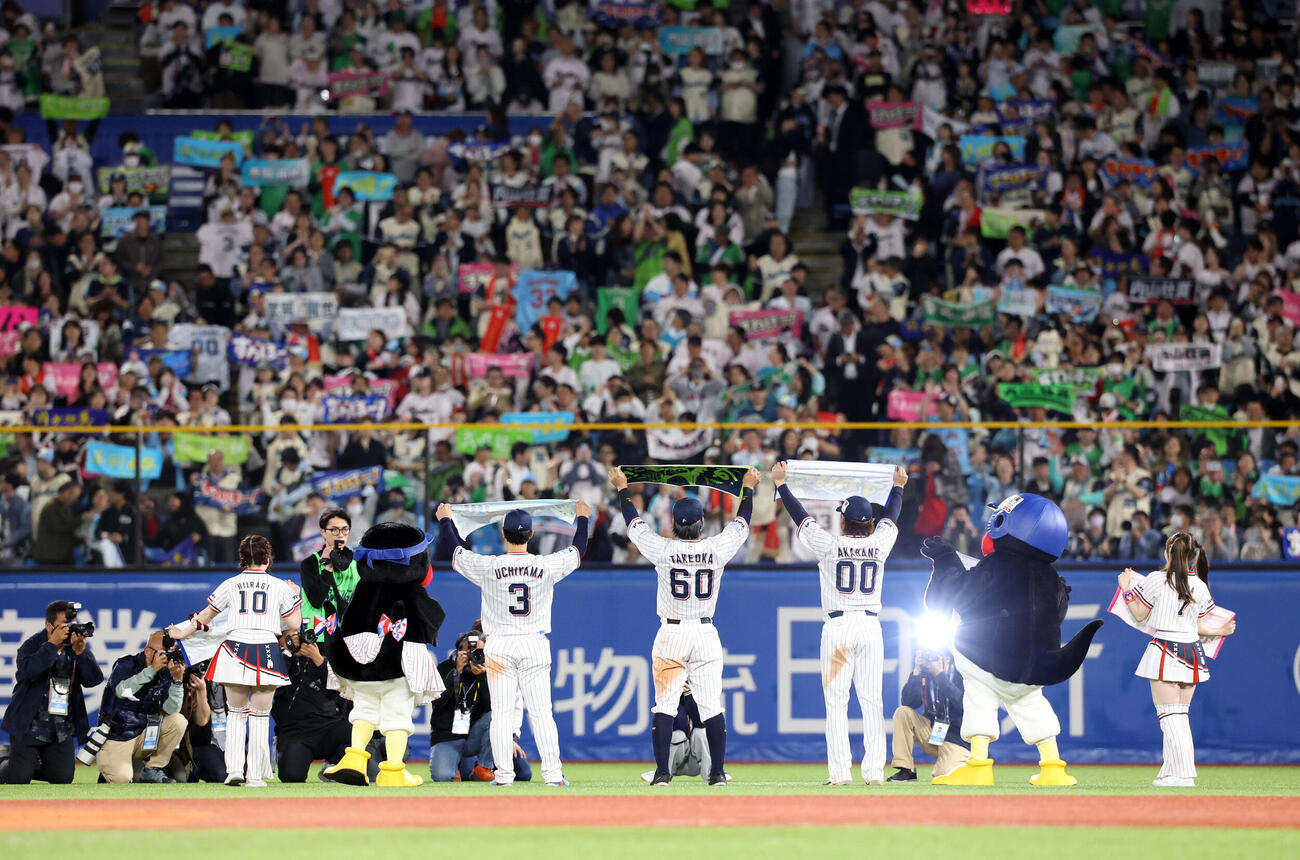 阪神に大勝し、右翼スタンドのファンとバンザイするヤクルトの選手たち（撮影・浅見桂子）