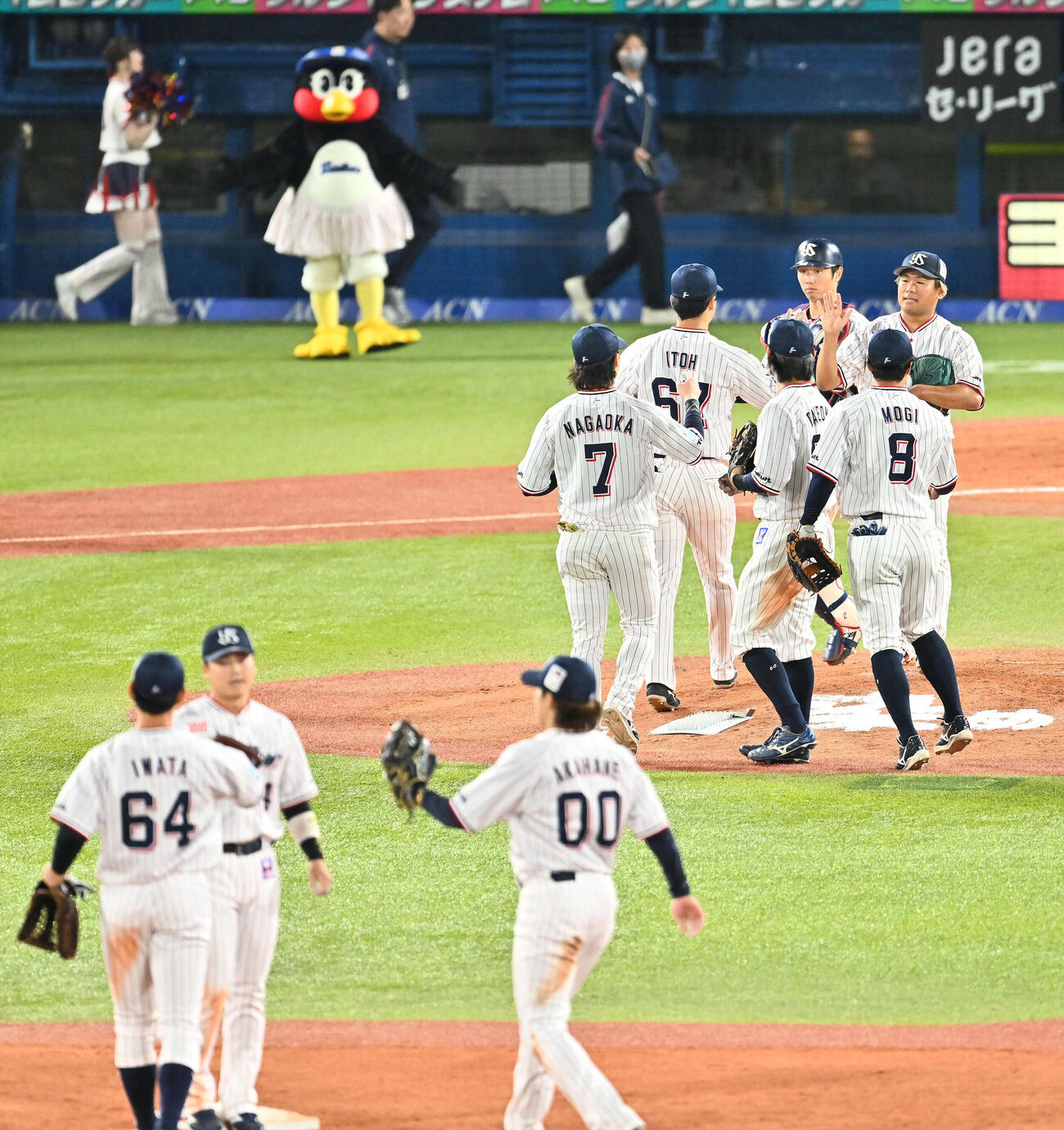 ヤクルト対阪神　試合に勝利しタッチを交わすヤクルトの選手たち（撮影・滝沢徹郎）