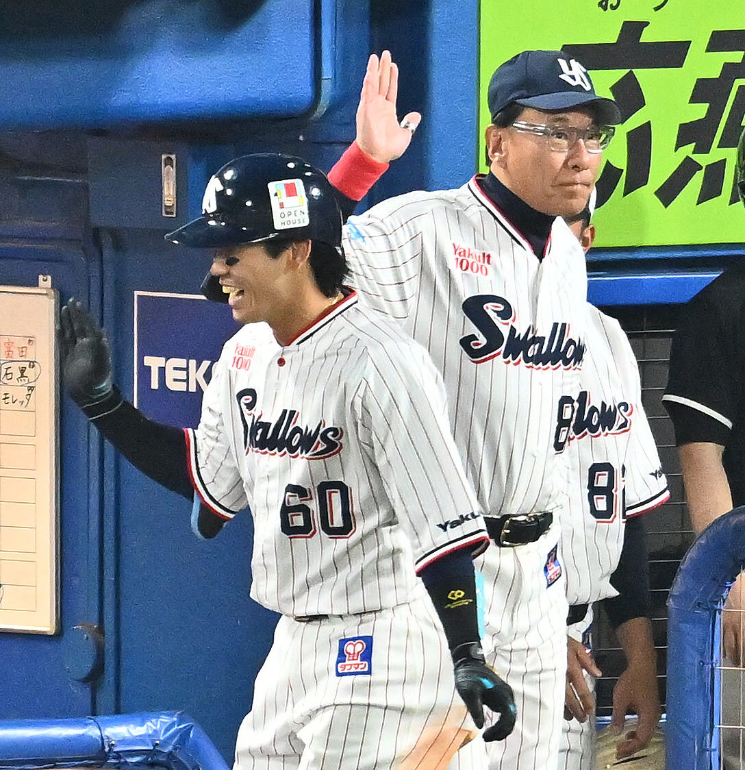 ヤクルト対阪神　6回裏ヤクルト1死、中越えソロ本塁打を放った武岡龍世（左）を迎える池山隆寛監督（撮影・滝沢徹郎）