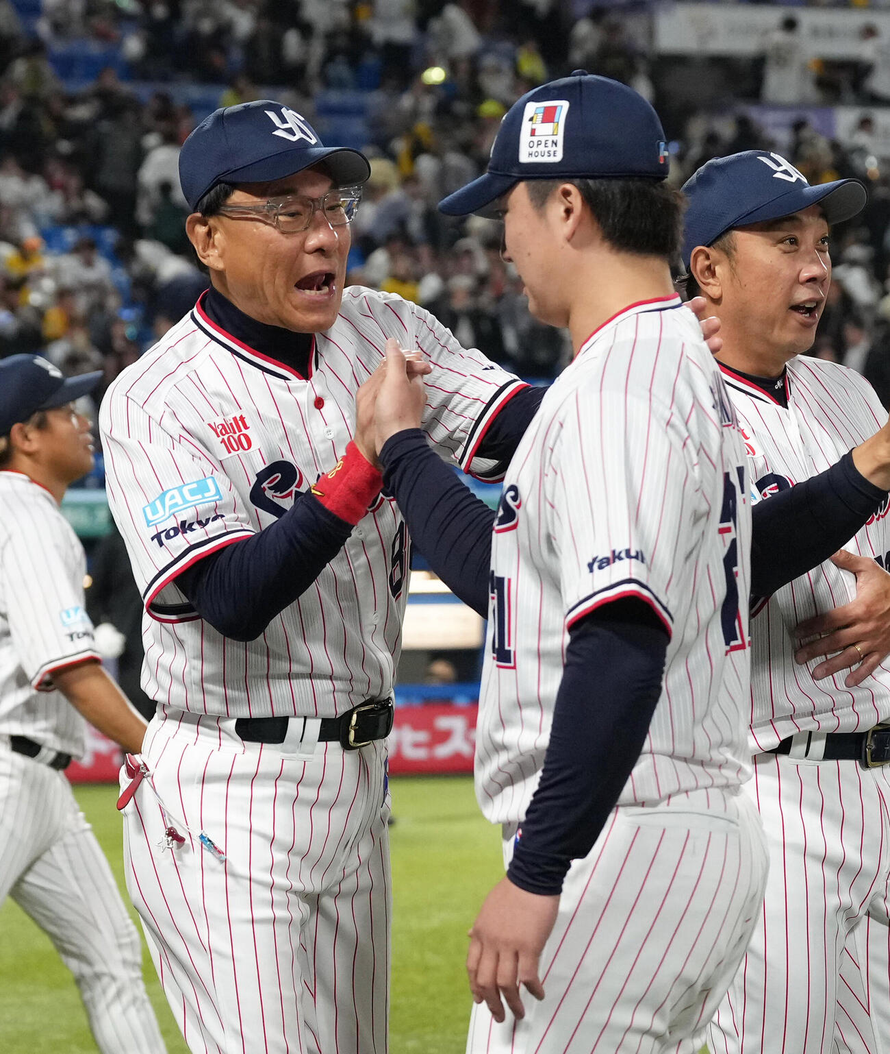 ヤクルト対阪神　阪神に勝利したヤクルト池山隆寛監督（左）は吉村貢司郎らを迎える（撮影・足立雅史）