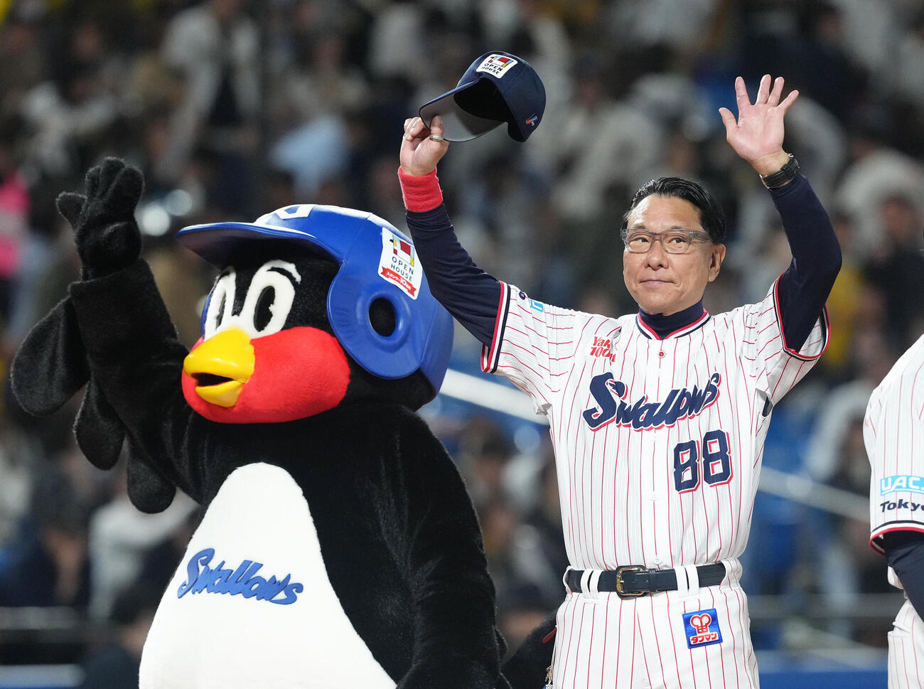 ヤクルト対阪神　阪神に勝利し声援に応えるヤクルト池山隆寛監督とつば九郎（撮影・足立雅史）