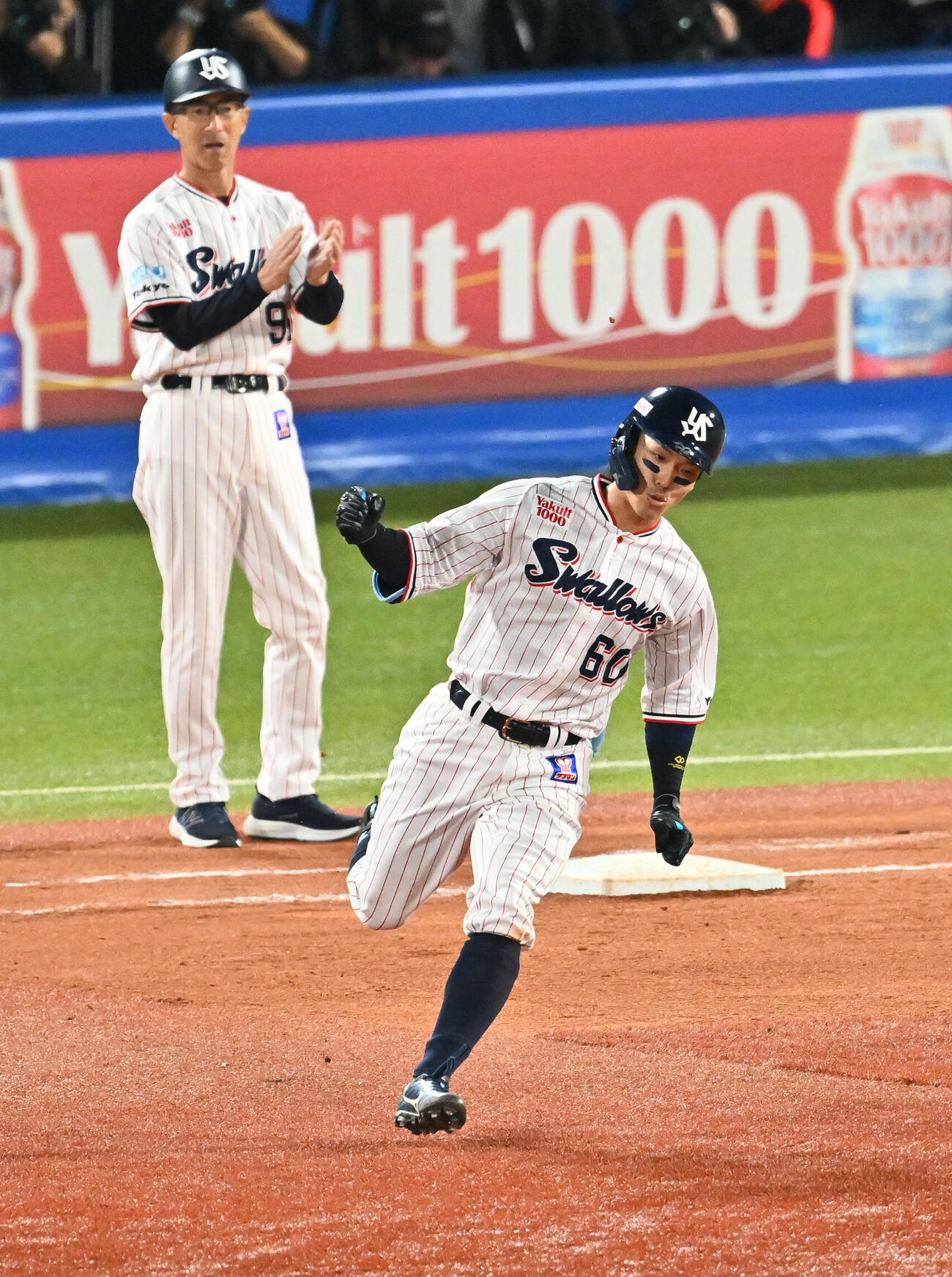 ヤクルト対阪神　6回裏ヤクルト1死、武岡龍世は中越えソロ本塁打を放ちガッツポーズする（撮影・滝沢徹郎）