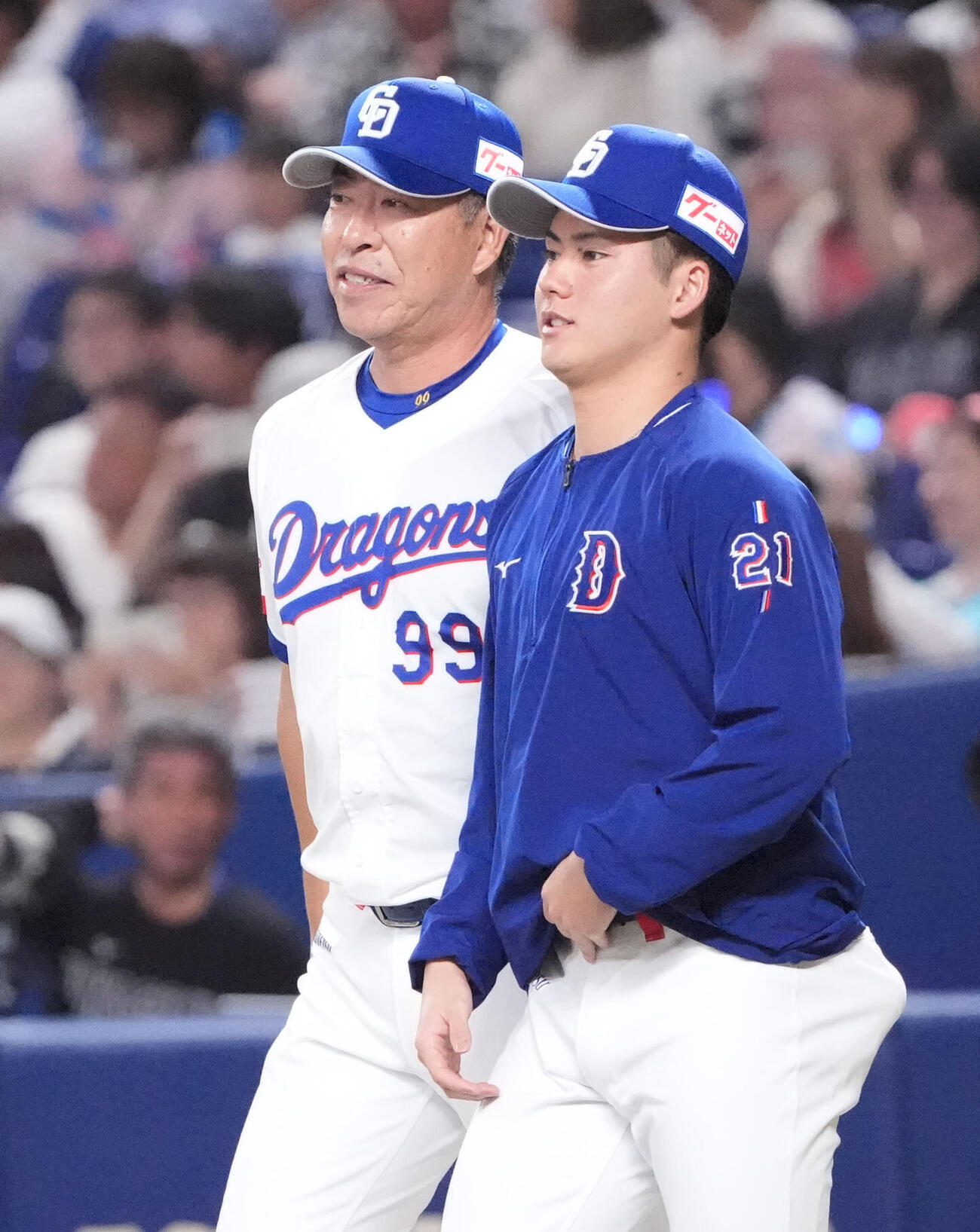 中日対DeNA　試合終了、金丸夢斗（右）と言葉を交わす井上一樹監督（撮影・森本幸一）