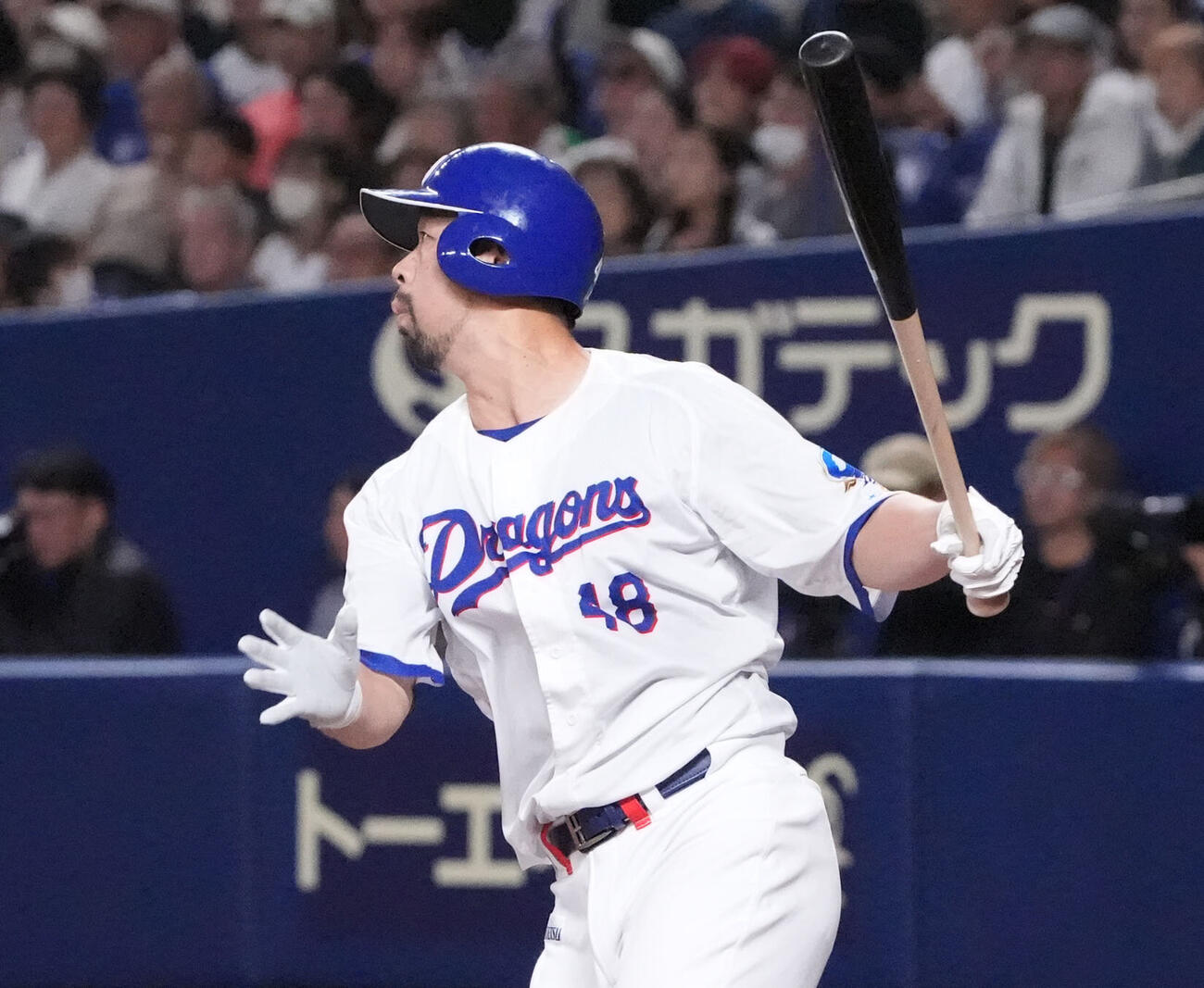 中日対DeNA 4回裏中日1死二塁、2点本塁打を放つ阿部寿樹（撮影・森本幸一）