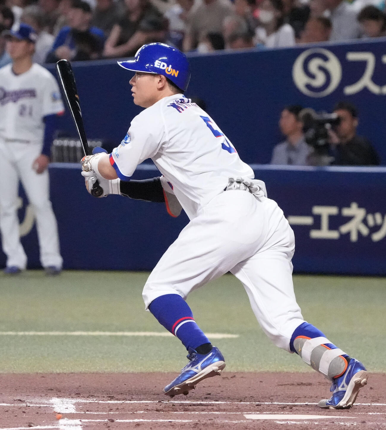 中日対DeNA 2回裏中日2死三塁、適時三塁打を放つ村松開人（撮影・森本幸一）