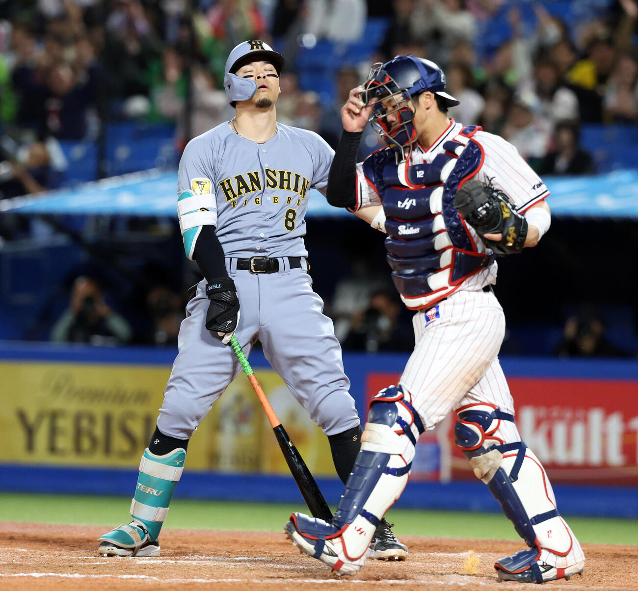 ヤクルト対阪神　9回表阪神2死満塁、佐藤輝明は空振り三振に倒れがっくり。捕手古賀優大（撮影・浅見桂子）　