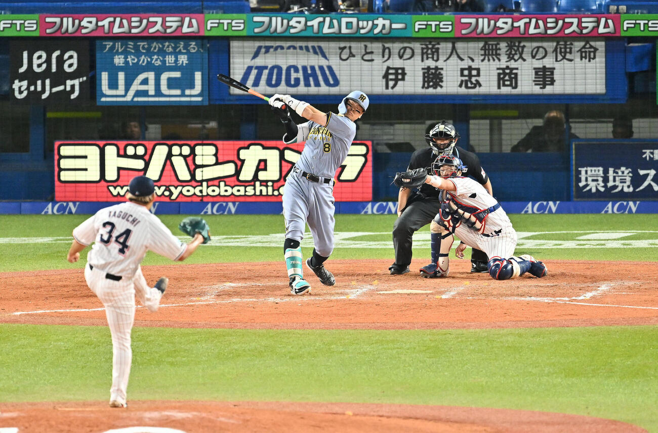 ヤクルト対阪神　9回表阪神2死満塁、佐藤輝明は空振り三振に倒れる。投手田口麗斗（撮影・滝沢徹郎）