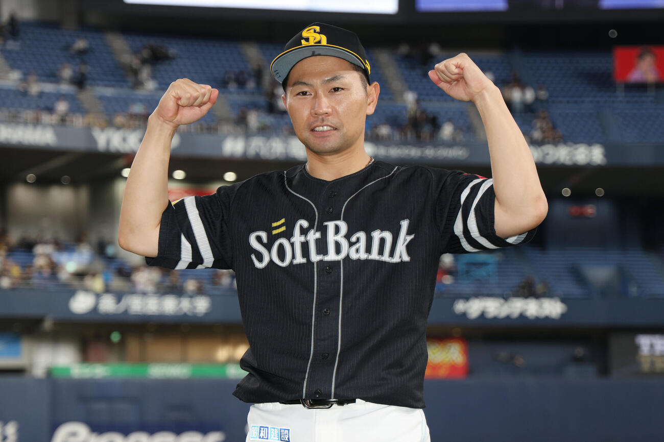 ヒーローインタビューを終えポーズをとるソフトバンク中村晃（撮影・前田充）