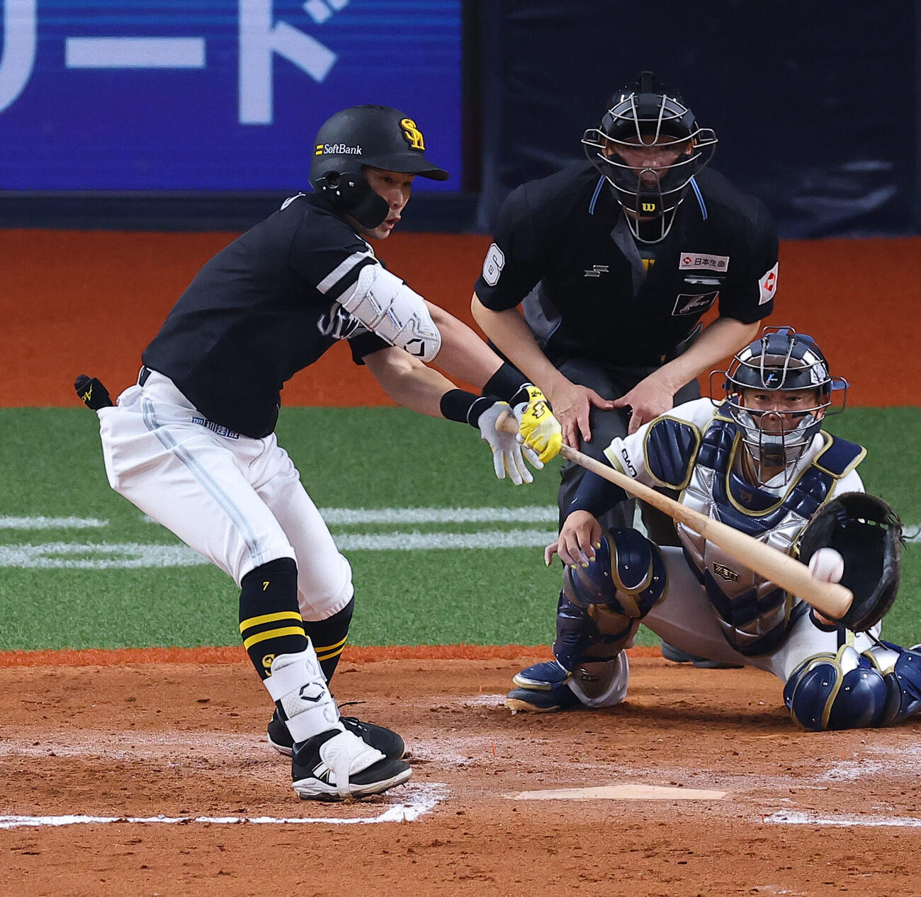 オリックス対ソフトバンク　8回表ソフトバンク1死一、三塁、中村晃は勝ち越し適時打を放つ（撮影・上田博志）