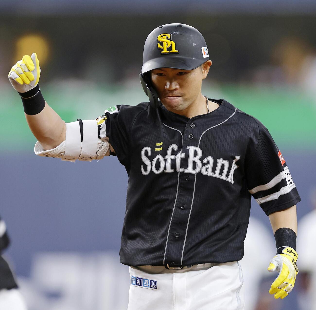 8回、代打で勝ち越し打を放ちガッツポーズするソフトバンク・中村晃＝京セラドーム