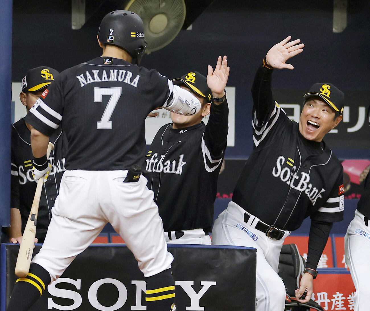 8回、勝ち越し打の代打中村晃（7）を迎えるソフトバンク・小久保監督＝京セラドーム