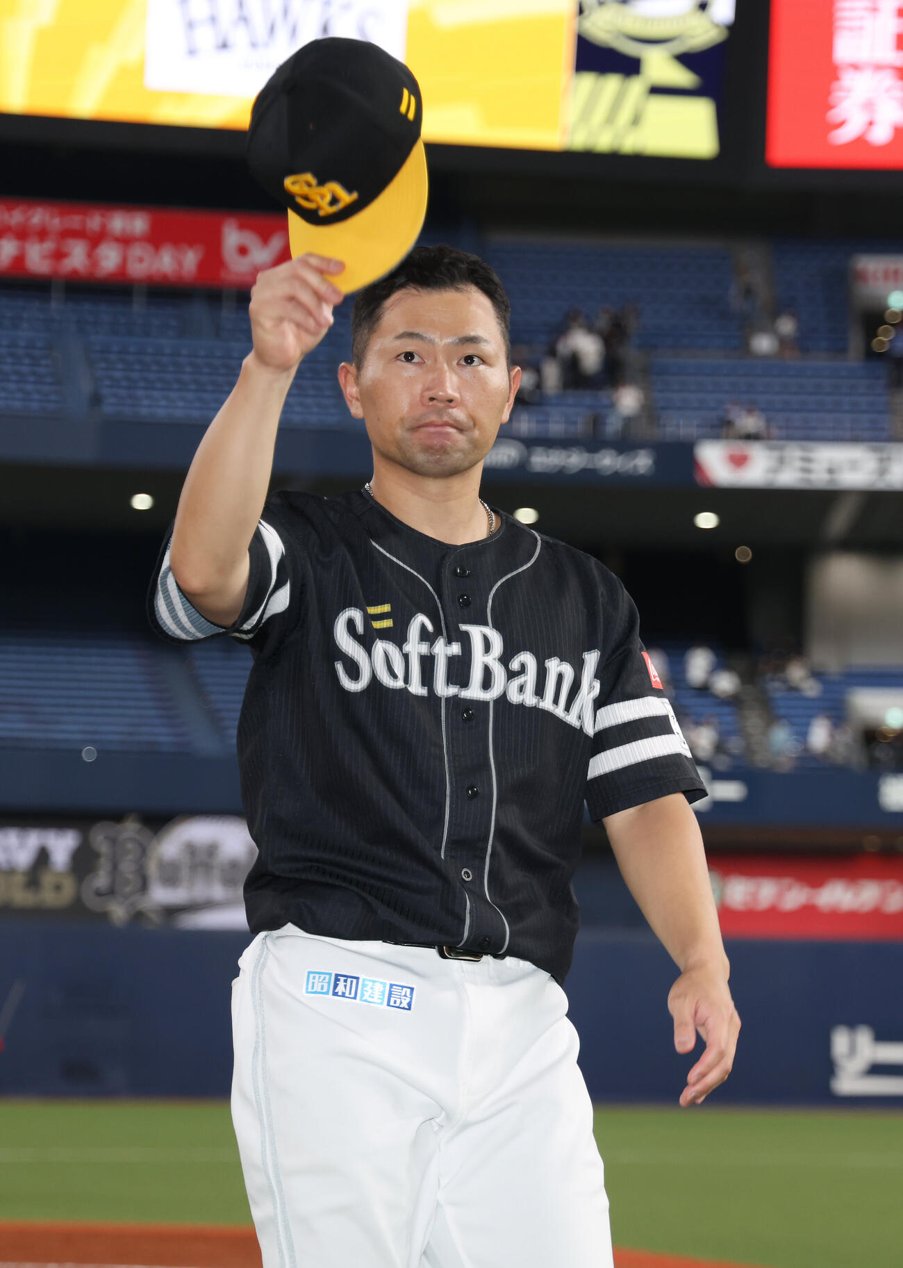 オリックス対ソフトバンク　ヒーローインタビューを終えファンの声援に応える中村晃（撮影・前田充）